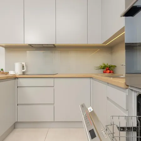 2 Bedroom Beautiful Surroundings Miedzyborska Street By Renters Apartmán