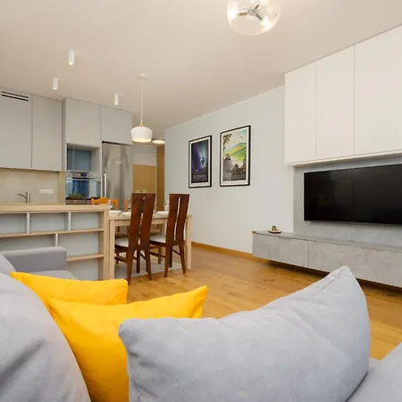 2 Bedroom Beautiful Surroundings Miedzyborska Street By Renters Варшава