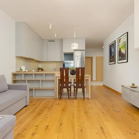 2 Bedroom Beautiful Surroundings Miedzyborska Street By Renters Apartmán