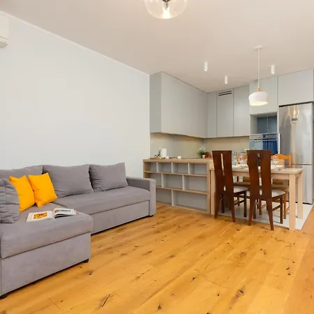 2 Bedroom Beautiful Surroundings Miedzyborska Street By Renters Apartmán