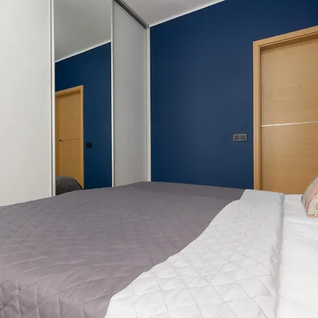 2 Bedroom Beautiful Surroundings Miedzyborska Street By Renters Warschau